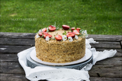 Торт, як символ безглуздого пафосу: чому половинка Наполеона і Медовика це не шедевр, а приклад деградації кулінарного смаку